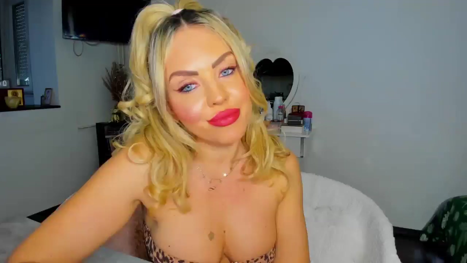 Gallery image thumbnail from MISS_JOY99's myfreecams stream on, 12/05/2025, 11:41 image 17 of 20