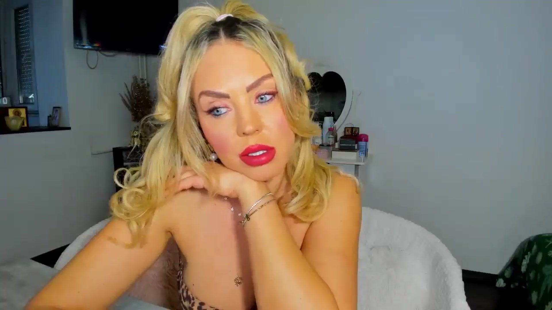 Gallery image thumbnail from MISS_JOY99's myfreecams stream on, 12/05/2025, 11:41 image 10 of 20