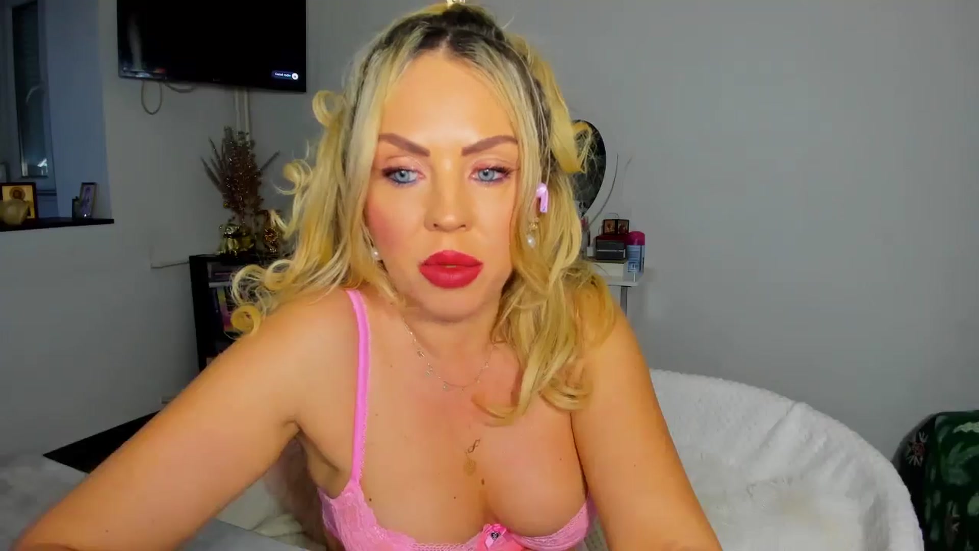 Gallery image thumbnail from MISS_JOY99's myfreecams stream on, 12/06/2025, 13:27 image 11 of 20