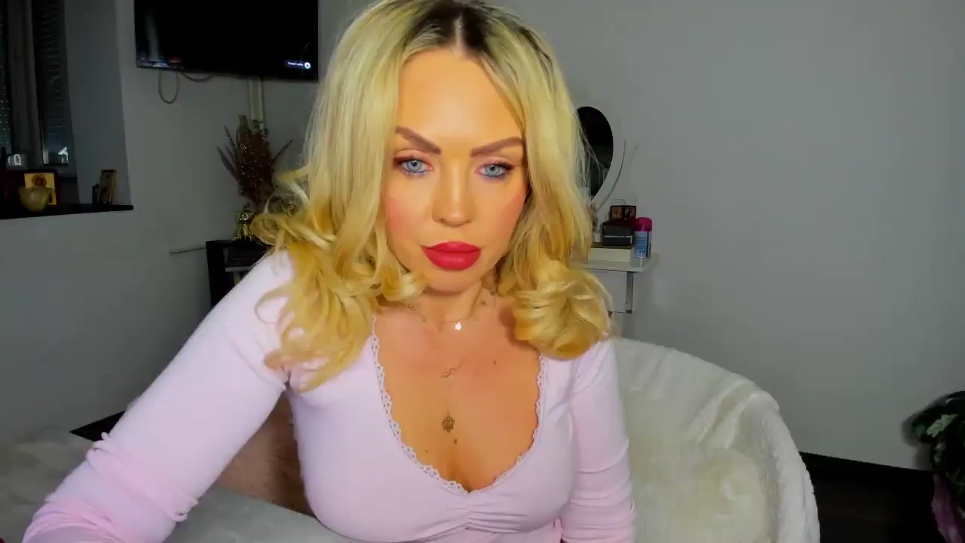 Gallery image thumbnail from MISS_JOY99's myfreecams stream on, 12/07/2025, 11:19 image 12 of 20