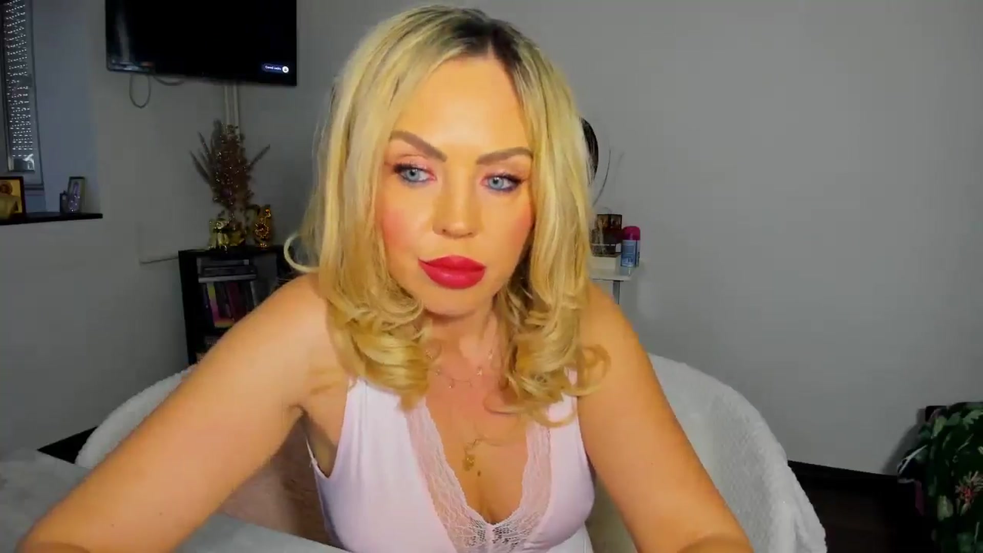 Gallery image thumbnail from MISS_JOY99's myfreecams stream on, 12/10/2025, 11:32 image 12 of 20