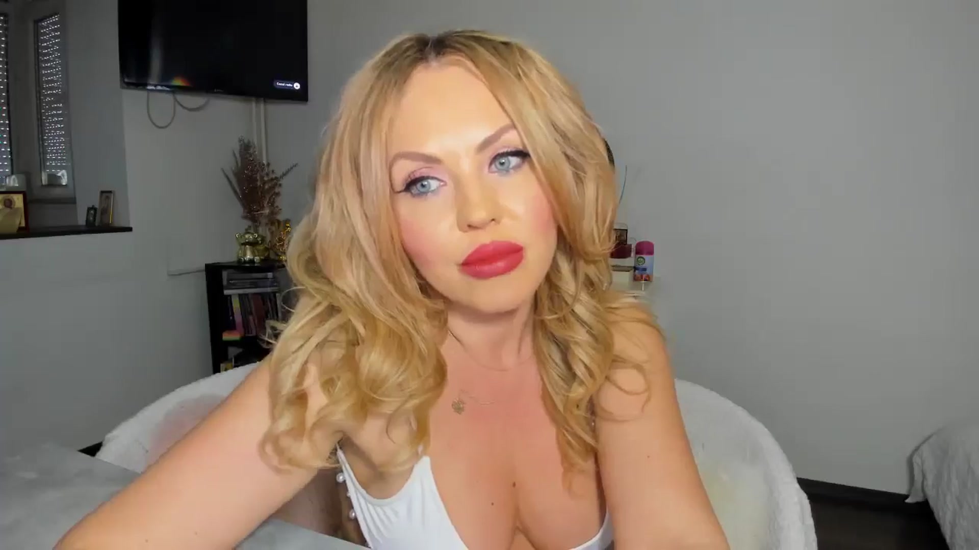 Gallery image thumbnail from MISS_JOY99's myfreecams stream on, 04/14/2026, 10:29 image 11 of 20