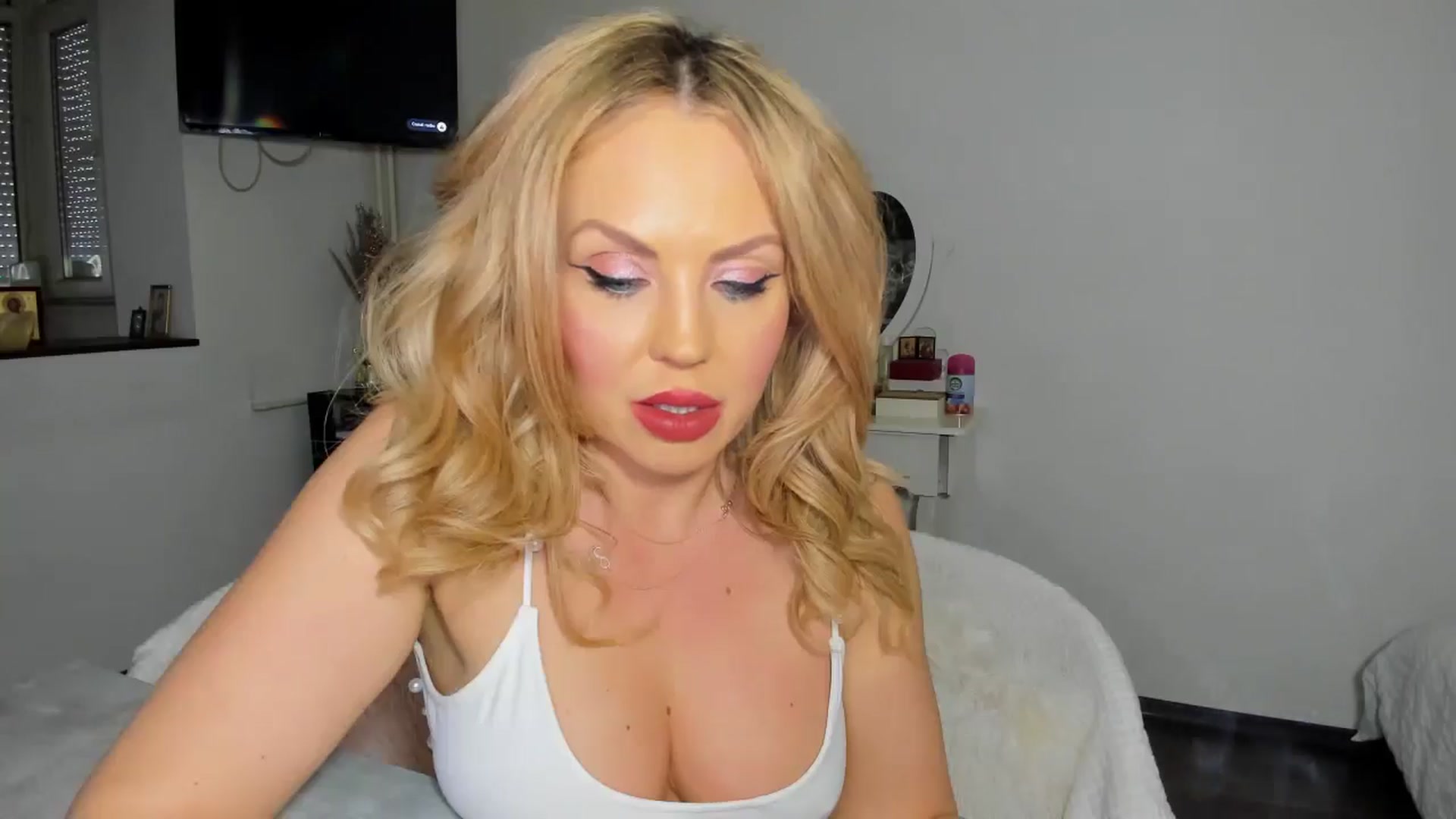 Gallery image thumbnail from MISS_JOY99's myfreecams stream on, 04/14/2026, 10:29 image 16 of 20