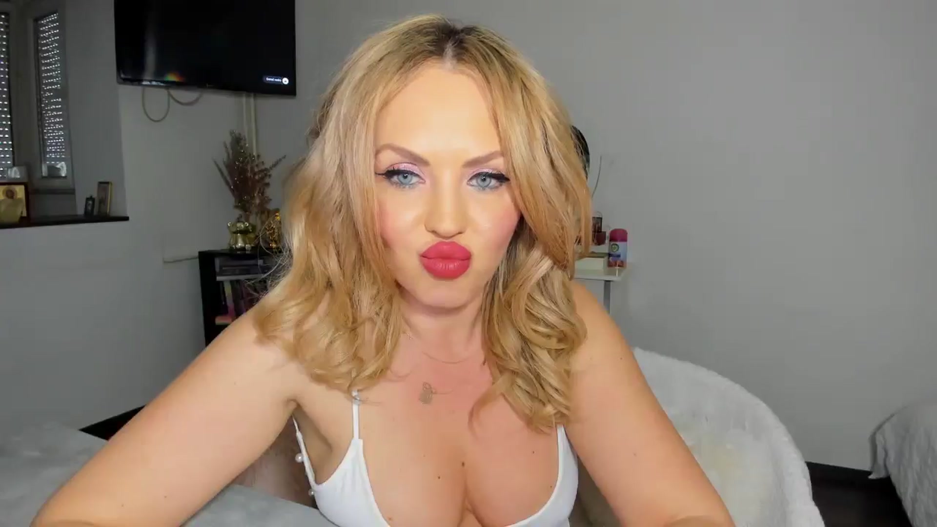 Gallery image thumbnail from MISS_JOY99's myfreecams stream on, 04/14/2026, 10:29 image 4 of 20