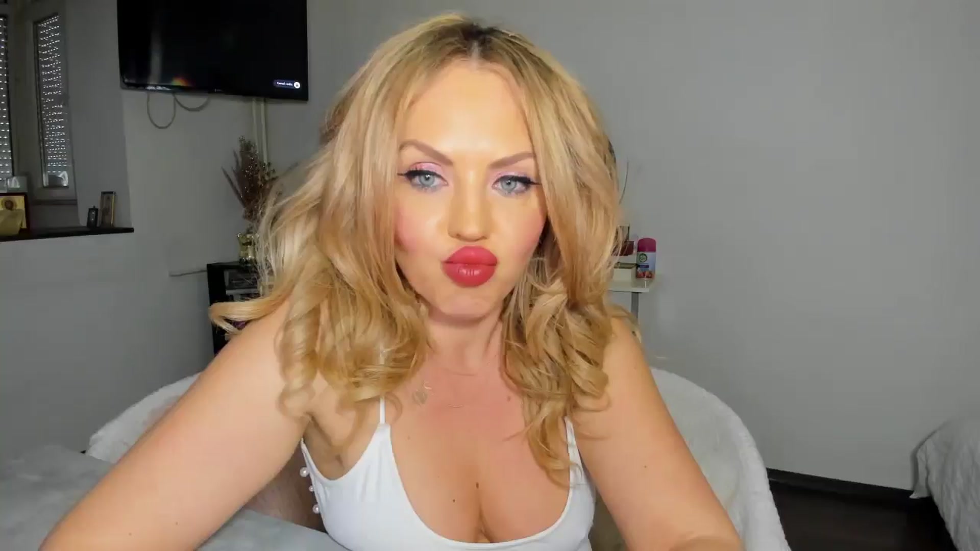 Gallery image thumbnail from MISS_JOY99's myfreecams stream on, 04/14/2026, 10:29 image 17 of 20