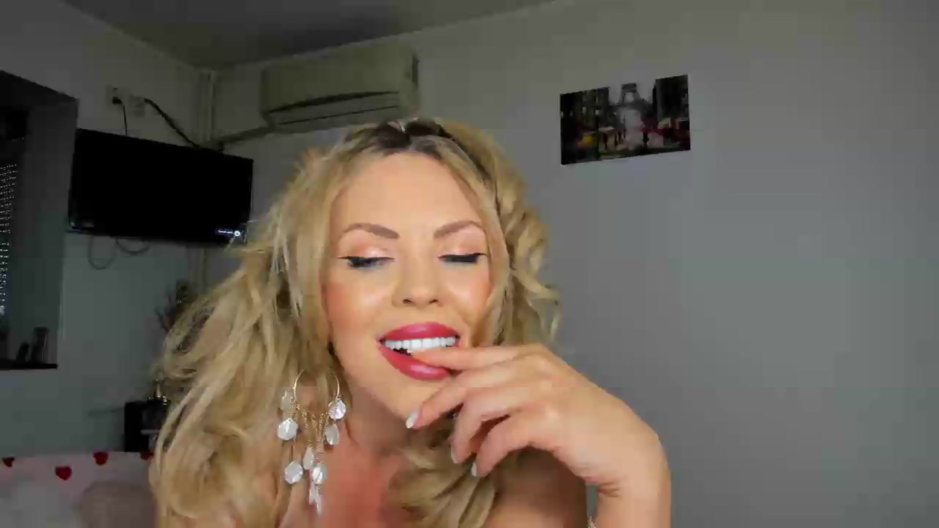 Gallery image thumbnail from MISS_JOY99's myfreecams stream on, 05/31/2026, 14:41 image 1 of 20