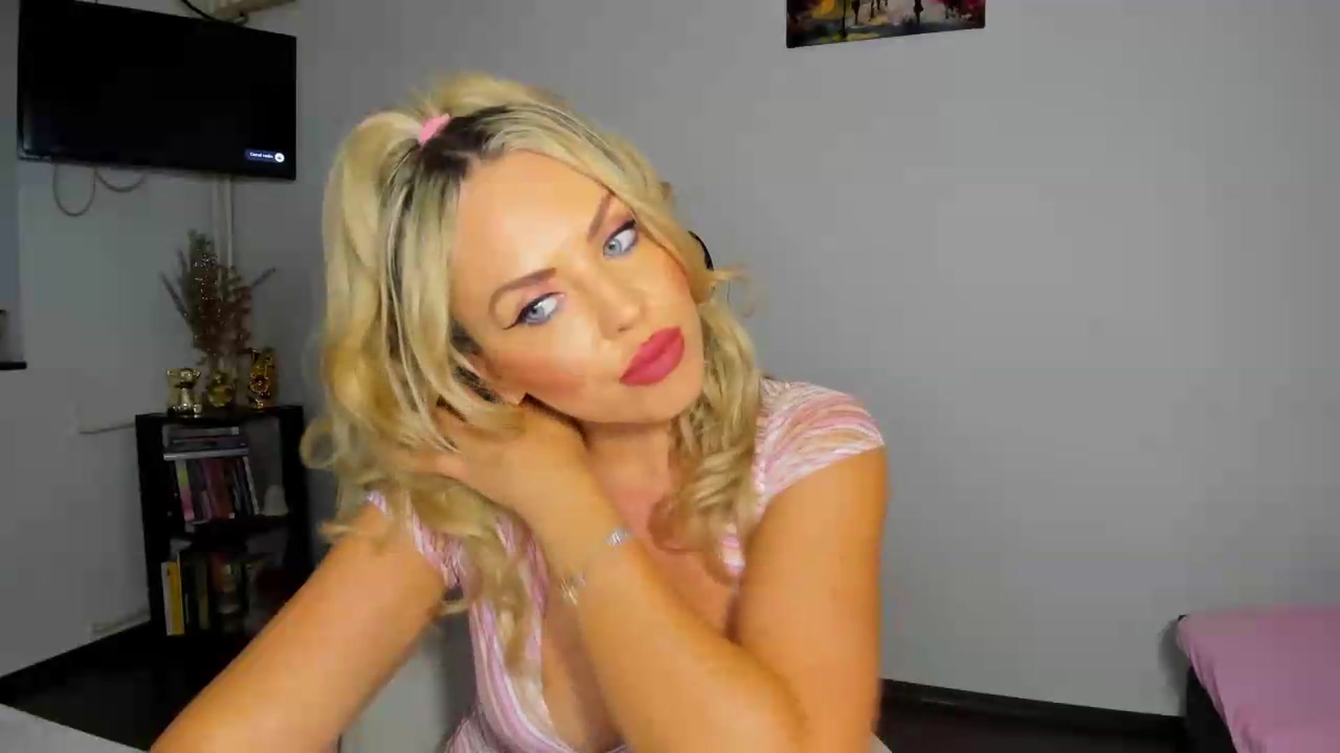Gallery image thumbnail from MISS_JOY99's myfreecams stream on, 07/20/2026, 12:11 image 12 of 20