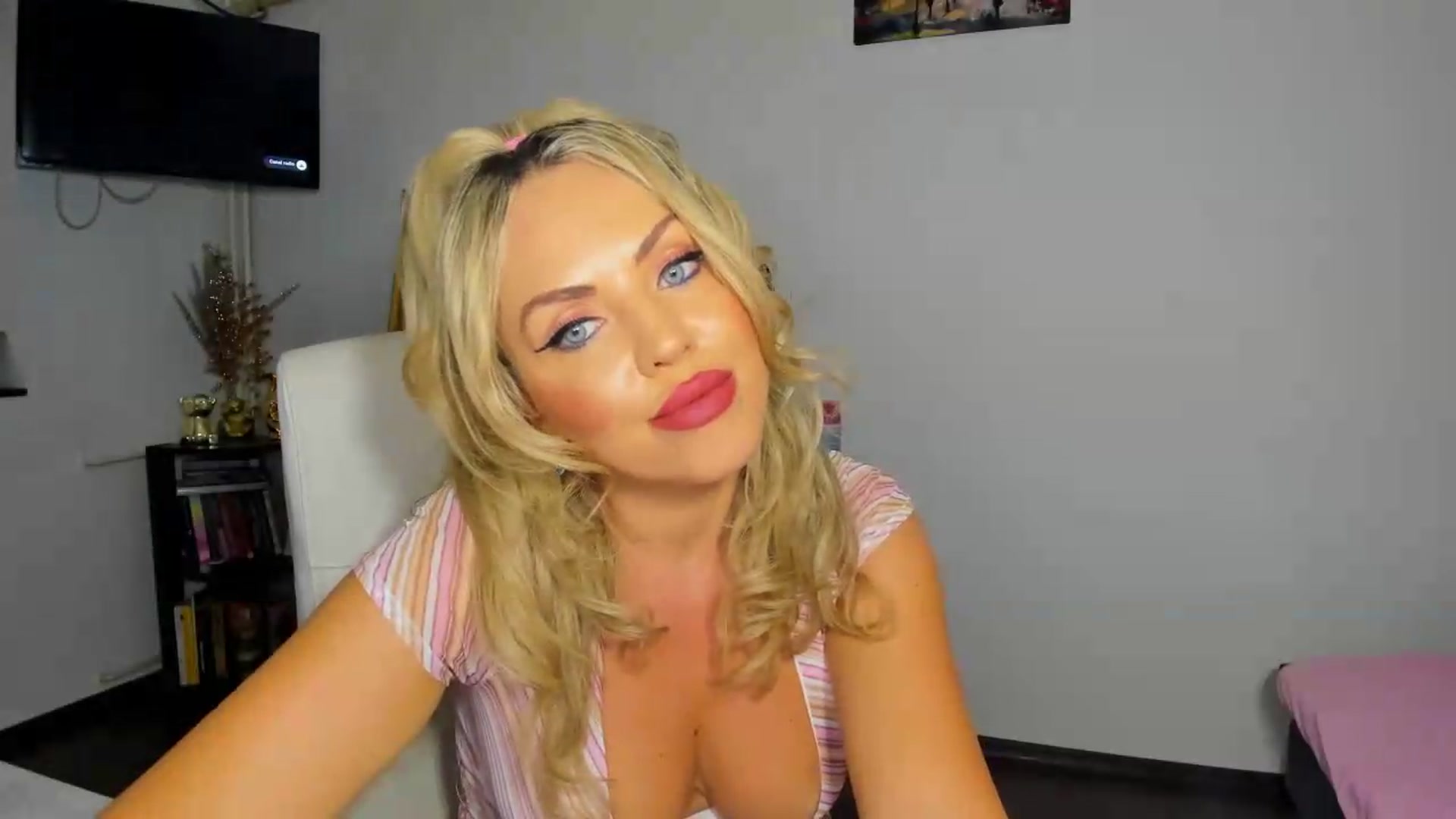 Gallery image thumbnail from MISS_JOY99's myfreecams stream on, 07/20/2026, 12:11 image 17 of 20