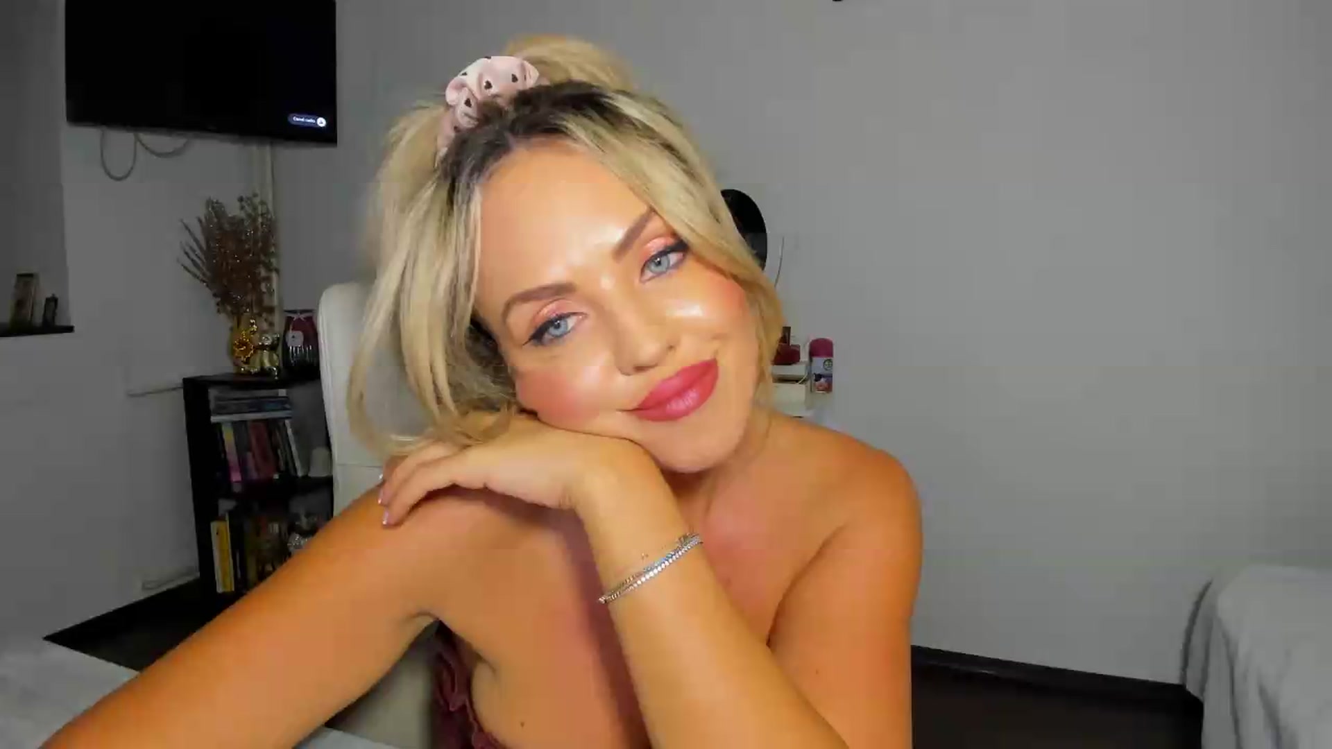 Gallery image thumbnail from MISS_JOY99's myfreecams stream on, 08/27/2026, 11:59 image 15 of 20