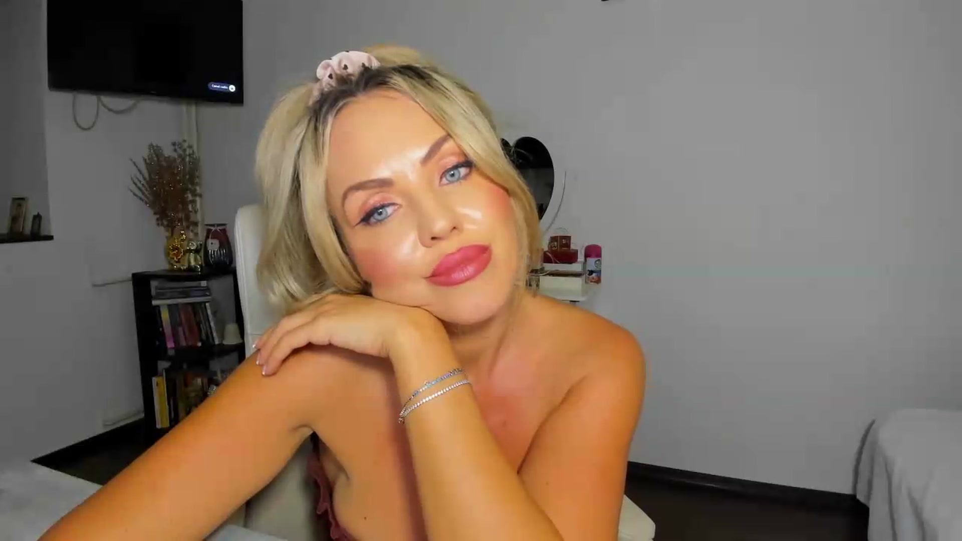 Gallery image thumbnail from MISS_JOY99's myfreecams stream on, 08/27/2026, 11:59 image 14 of 20