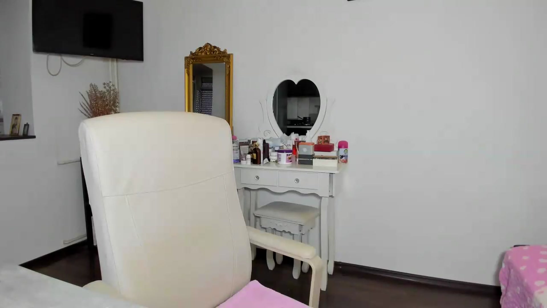 Gallery image thumbnail from MISS_JOY99's myfreecams stream on, 08/28/2026, 07:26 image 16 of 20