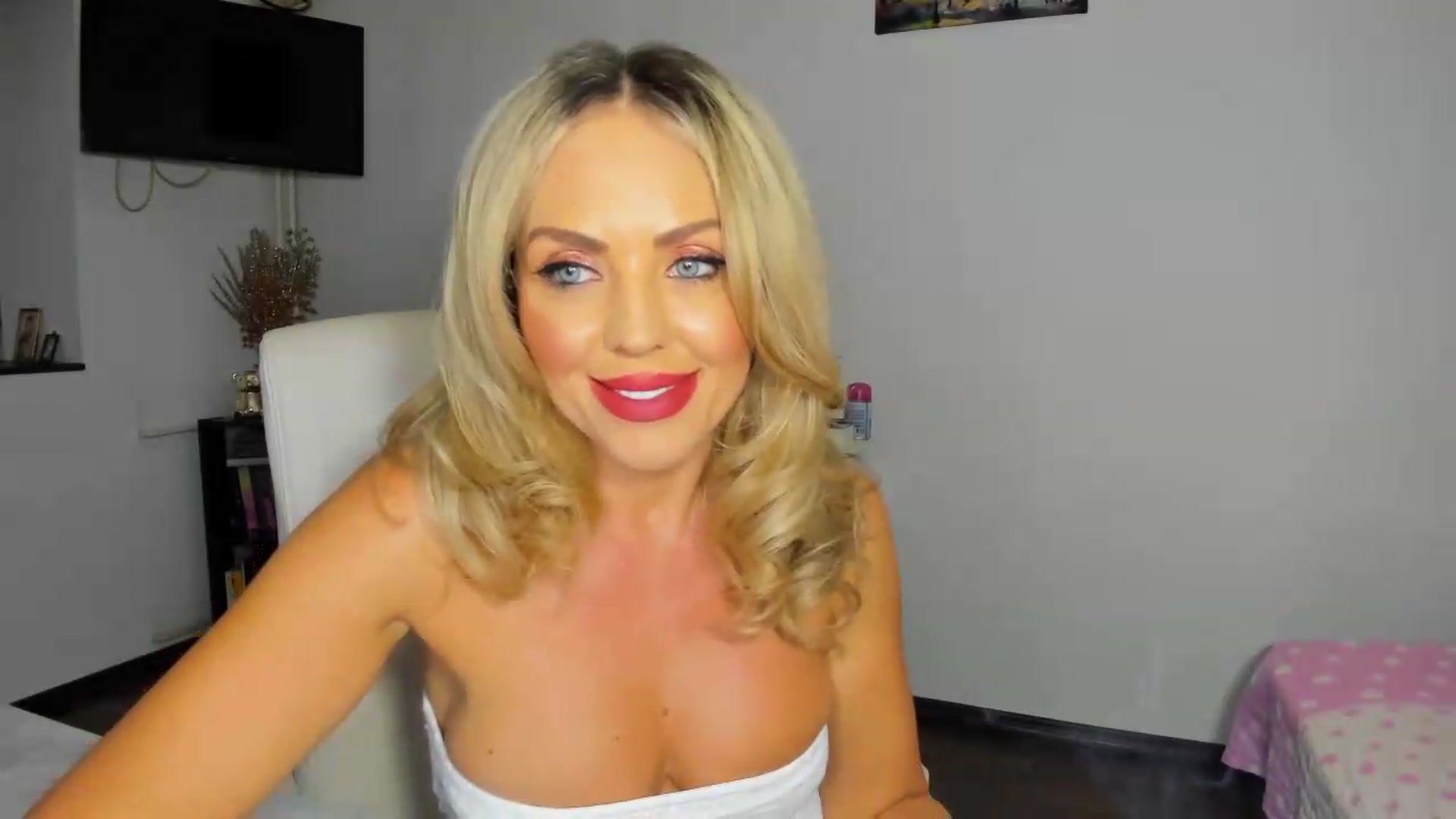 Gallery image thumbnail from MISS_JOY99's myfreecams stream on, 09/03/2026, 12:53 image 2 of 20