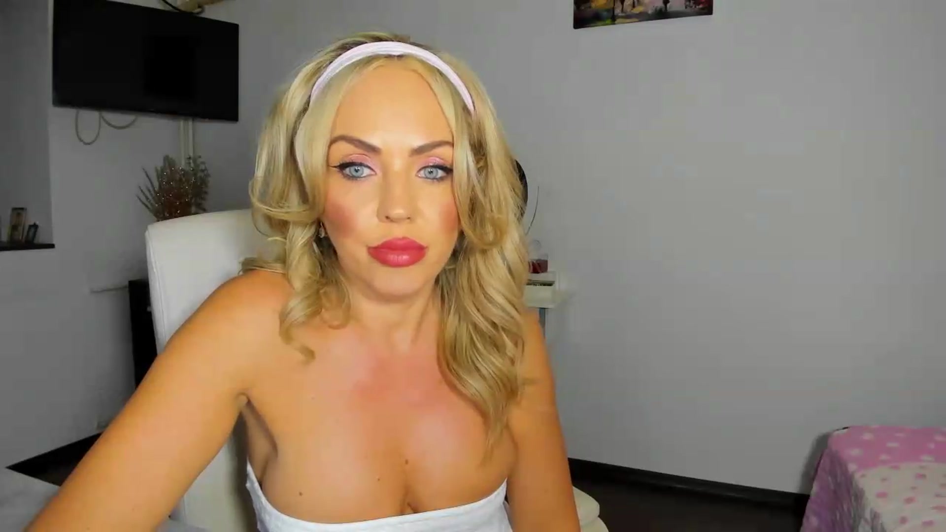 Gallery image thumbnail from MISS_JOY99's myfreecams stream on, 09/11/2026, 08:43 image 2 of 20