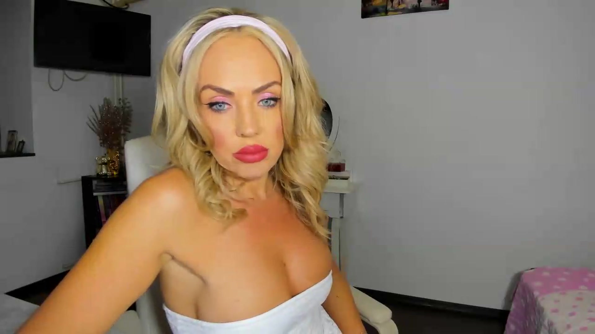 Gallery image thumbnail from MISS_JOY99's myfreecams stream on, 09/11/2026, 08:43 image 9 of 20