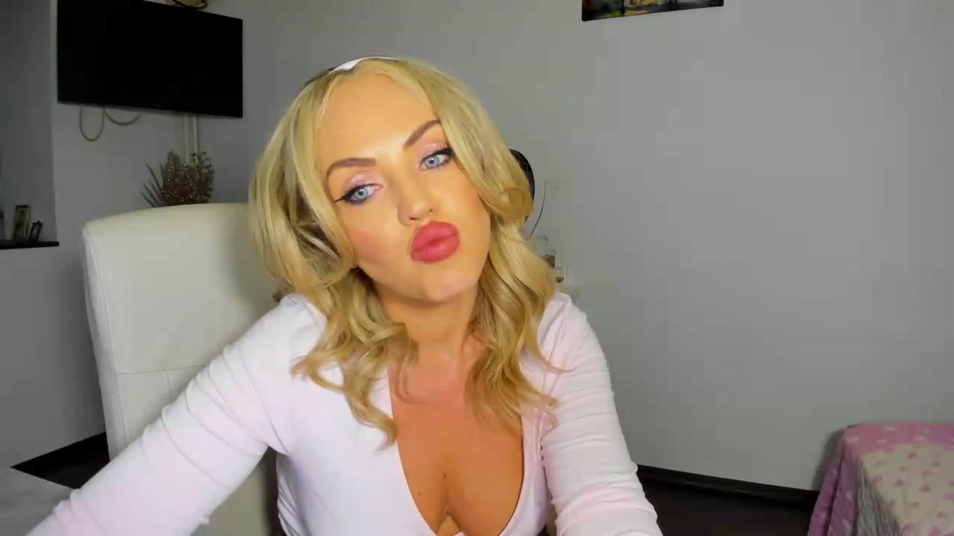 Gallery image thumbnail from MISS_JOY99's myfreecams stream on, 09/12/2026, 07:46 image 16 of 20