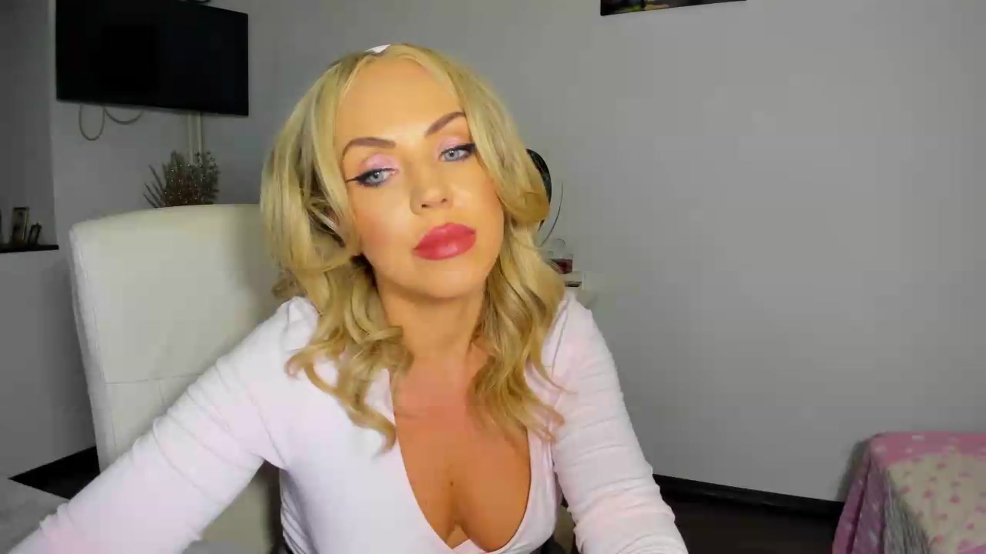Gallery image thumbnail from MISS_JOY99's myfreecams stream on, 09/12/2026, 07:46 image 15 of 20