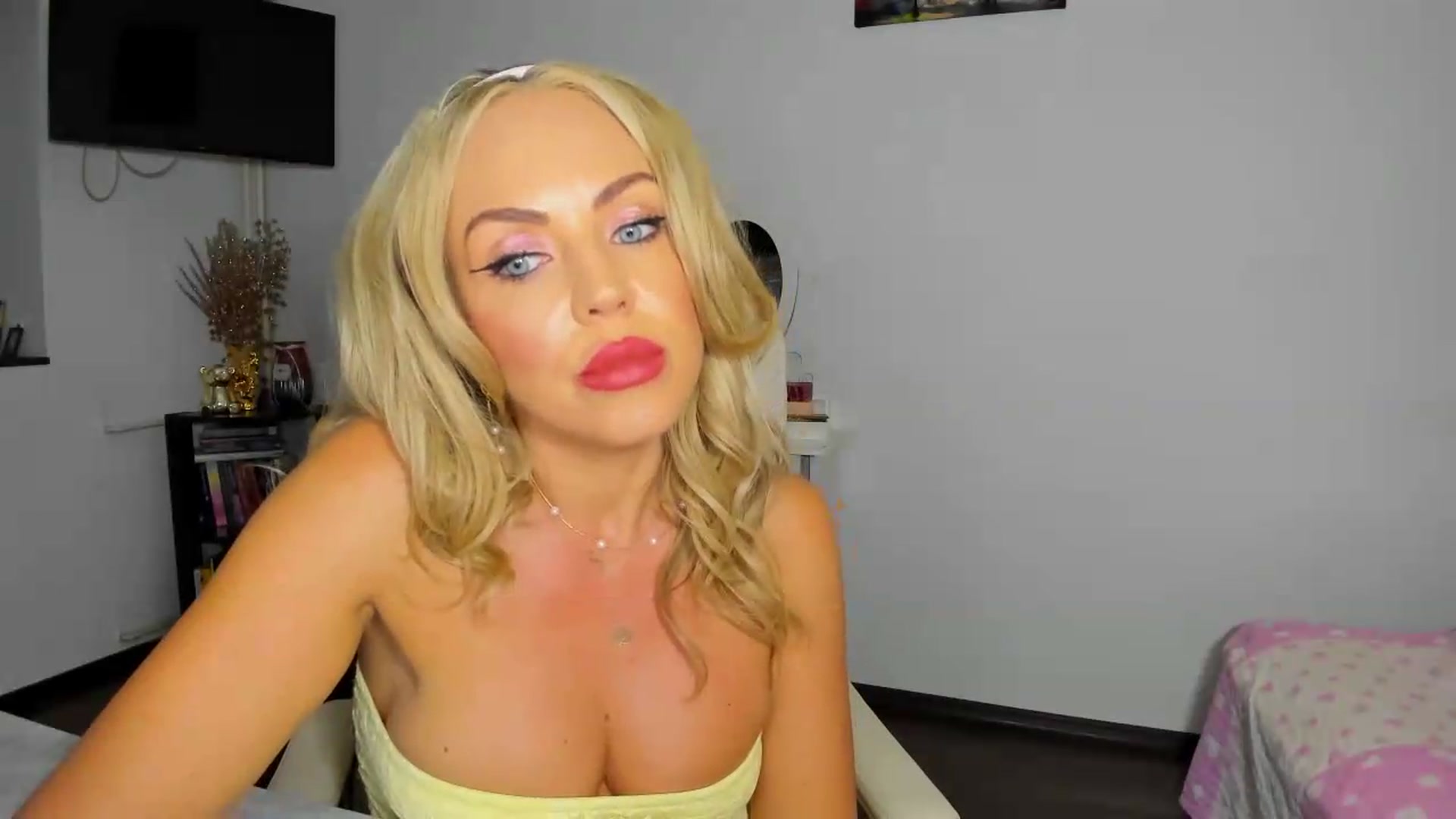 Gallery image thumbnail from MISS_JOY99's myfreecams stream on, 09/14/2026, 10:23 image 18 of 20