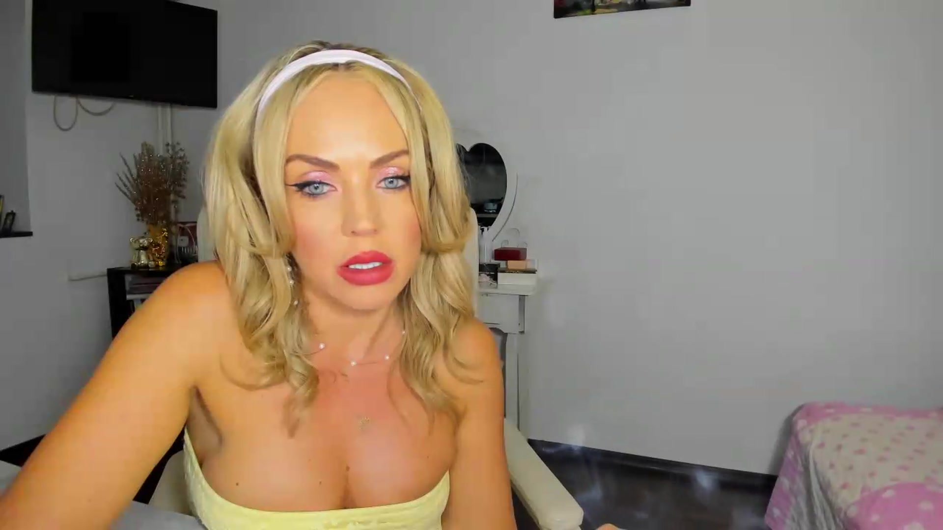 Gallery image thumbnail from MISS_JOY99's myfreecams stream on, 09/14/2026, 10:23 image 11 of 20