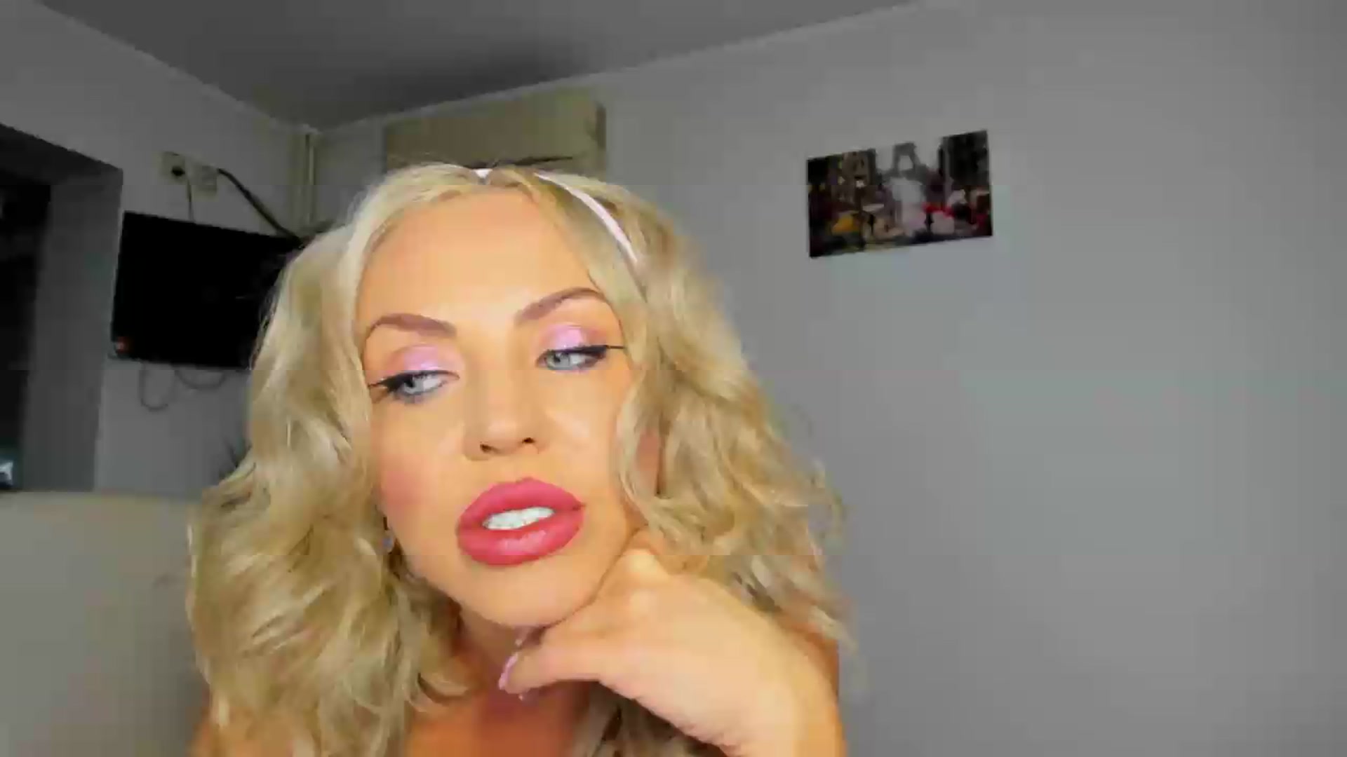 Gallery image thumbnail from MISS_JOY99's myfreecams stream on, 09/17/2026, 03:56 image 1 of 20