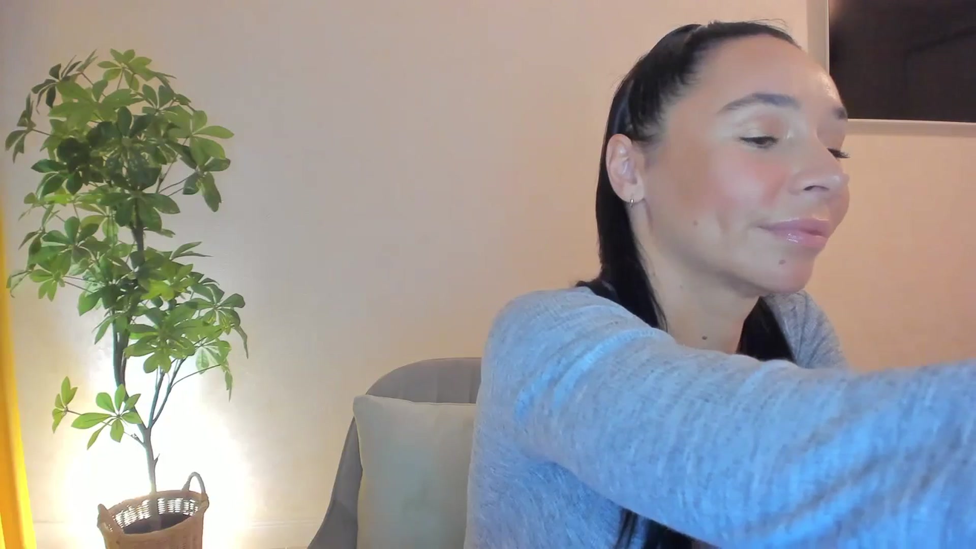 Gallery image thumbnail from MMbealien's myfreecams stream on, 01/01/2024, 18:01 image 10 of 20