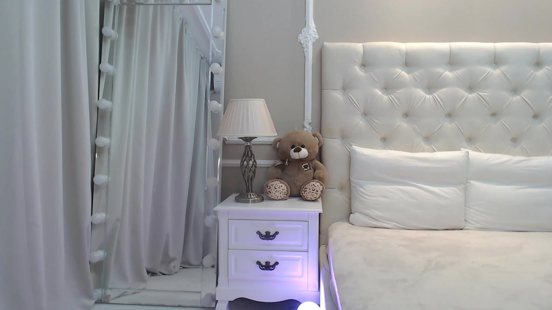 Gallery image thumbnail from M_i_k_aa's myfreecams stream on, 09/30/2023, 24:54 image 12 of 20