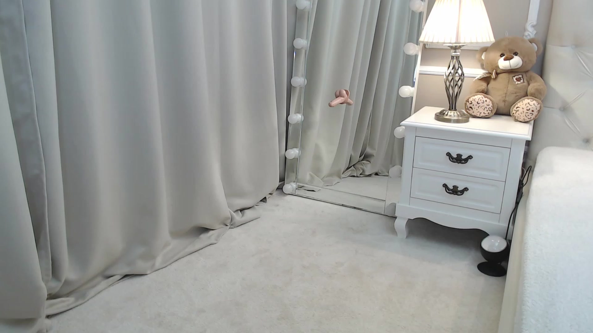 Gallery image thumbnail from M_i_k_aa's myfreecams stream on, 10/06/2023, 23:16 image 18 of 20