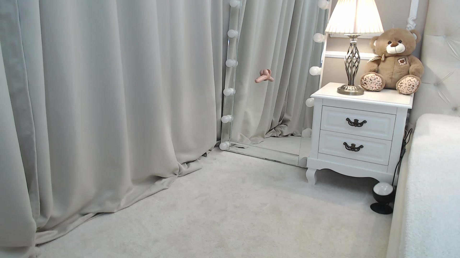 Gallery image thumbnail from M_i_k_aa's myfreecams stream on, 10/06/2023, 23:16 image 17 of 20