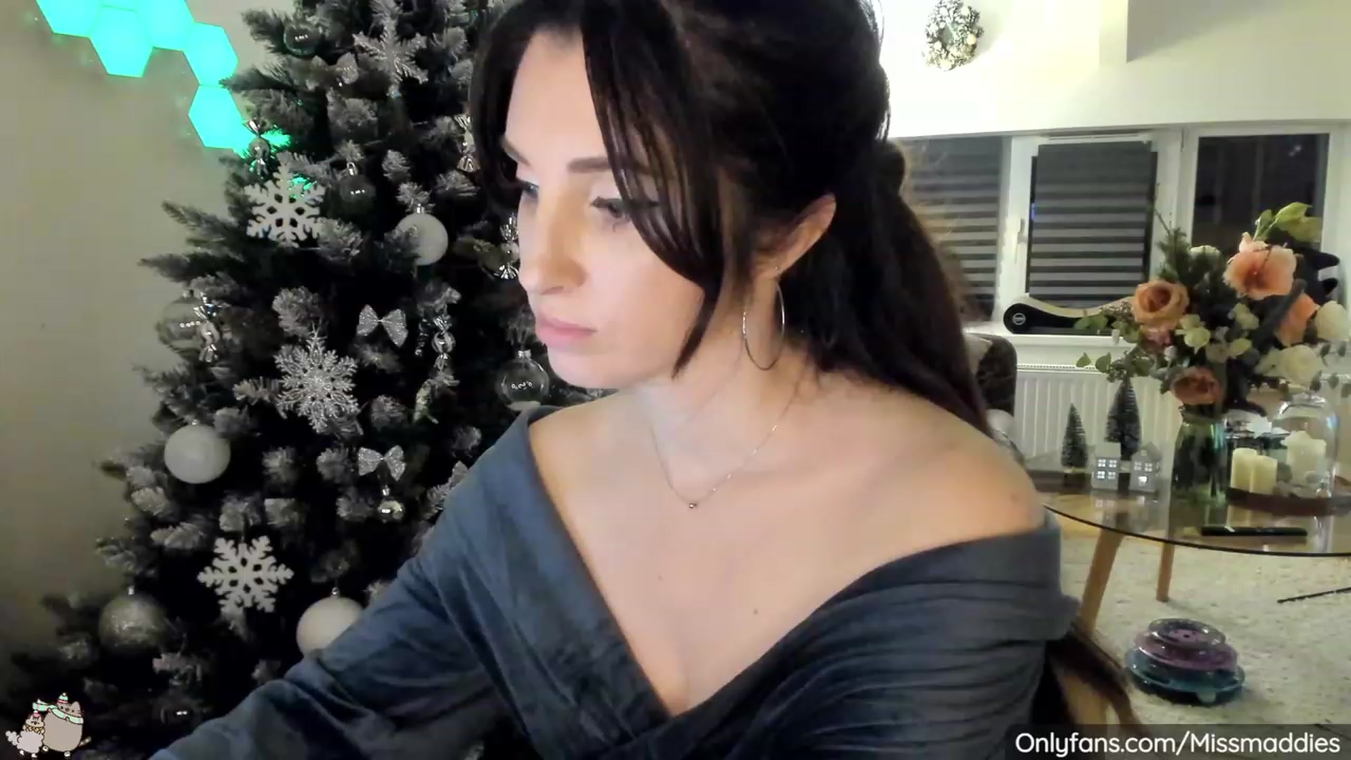 Gallery image thumbnail from Mad_Fairy's myfreecams stream on, 12/12/2022, 24:35 image 16 of 20