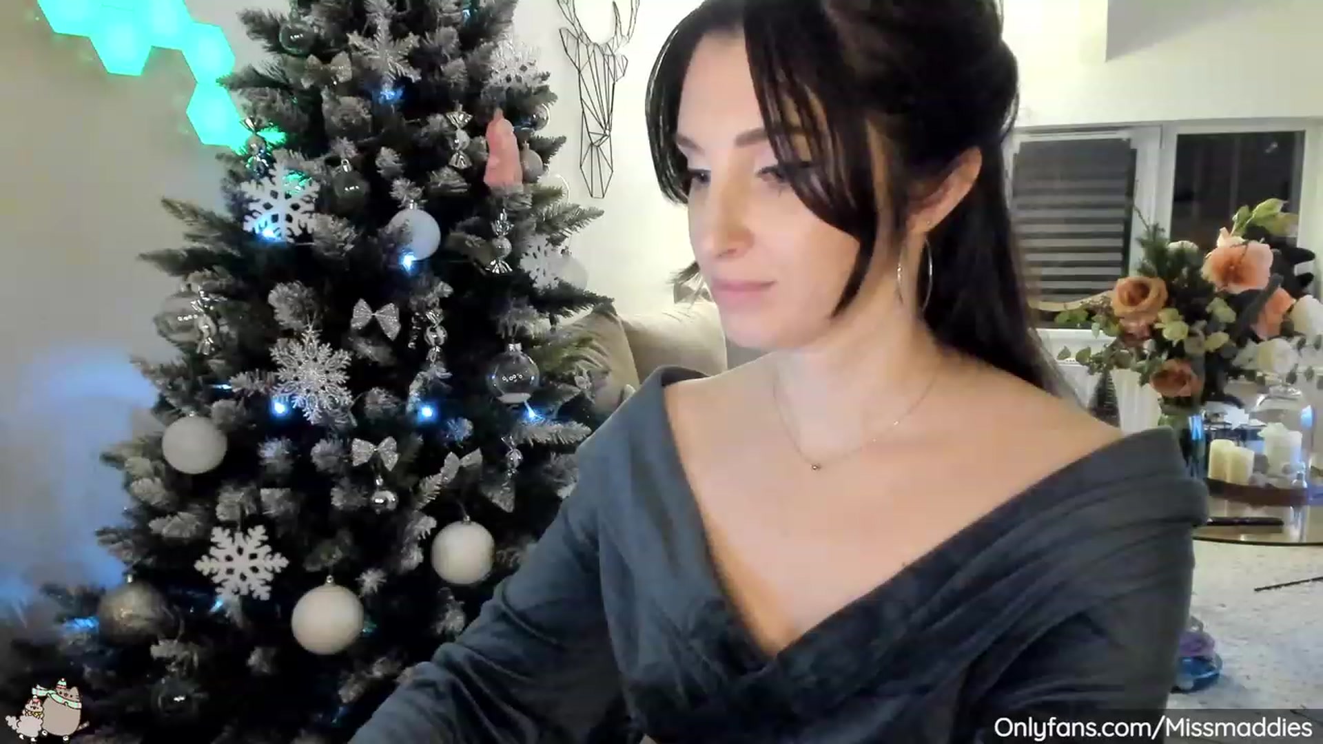 Gallery image thumbnail from Mad_Fairy's myfreecams stream on, 12/12/2022, 24:35 image 17 of 20