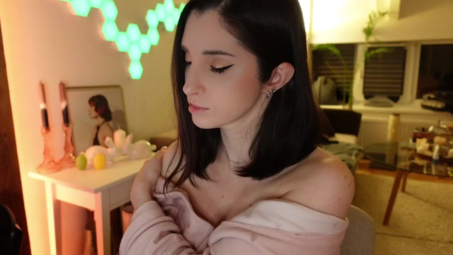 Gallery image thumbnail from Maddie's myfreecams stream on, 04/19/2024, 01:07 image 19 of 20