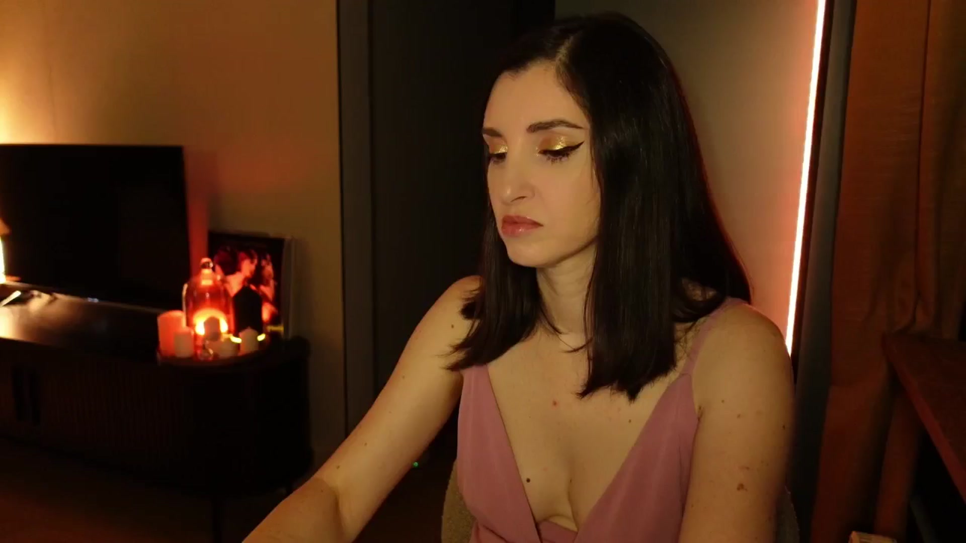 Gallery image thumbnail from Maddie's myfreecams stream on, 11/23/2024, 24:34 image 14 of 20