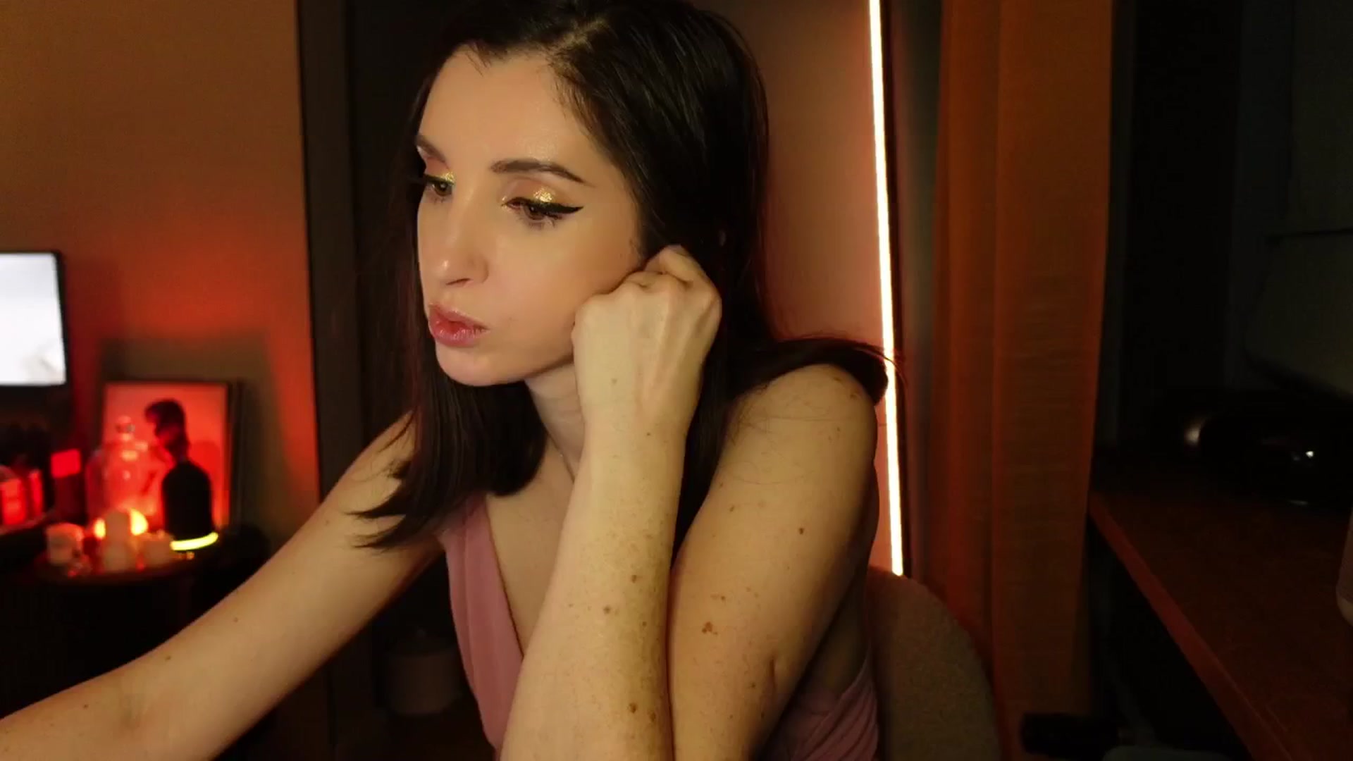 Gallery image thumbnail from Maddie's myfreecams stream on, 12/05/2024, 02:02 image 13 of 20