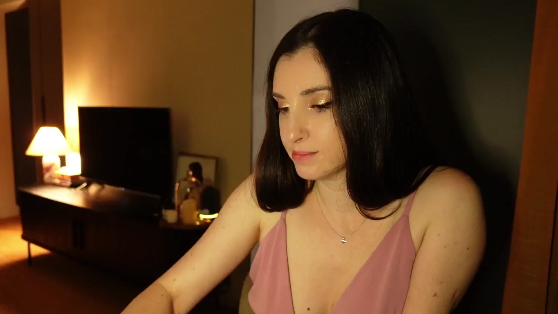 Gallery image thumbnail from Maddie's myfreecams stream on, 02/19/2025, 24:10 image 16 of 20