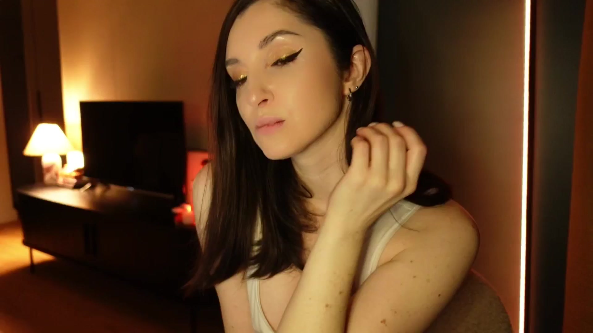 Gallery image thumbnail from Maddie's myfreecams stream on, 03/05/2025, 19:32 image 4 of 20