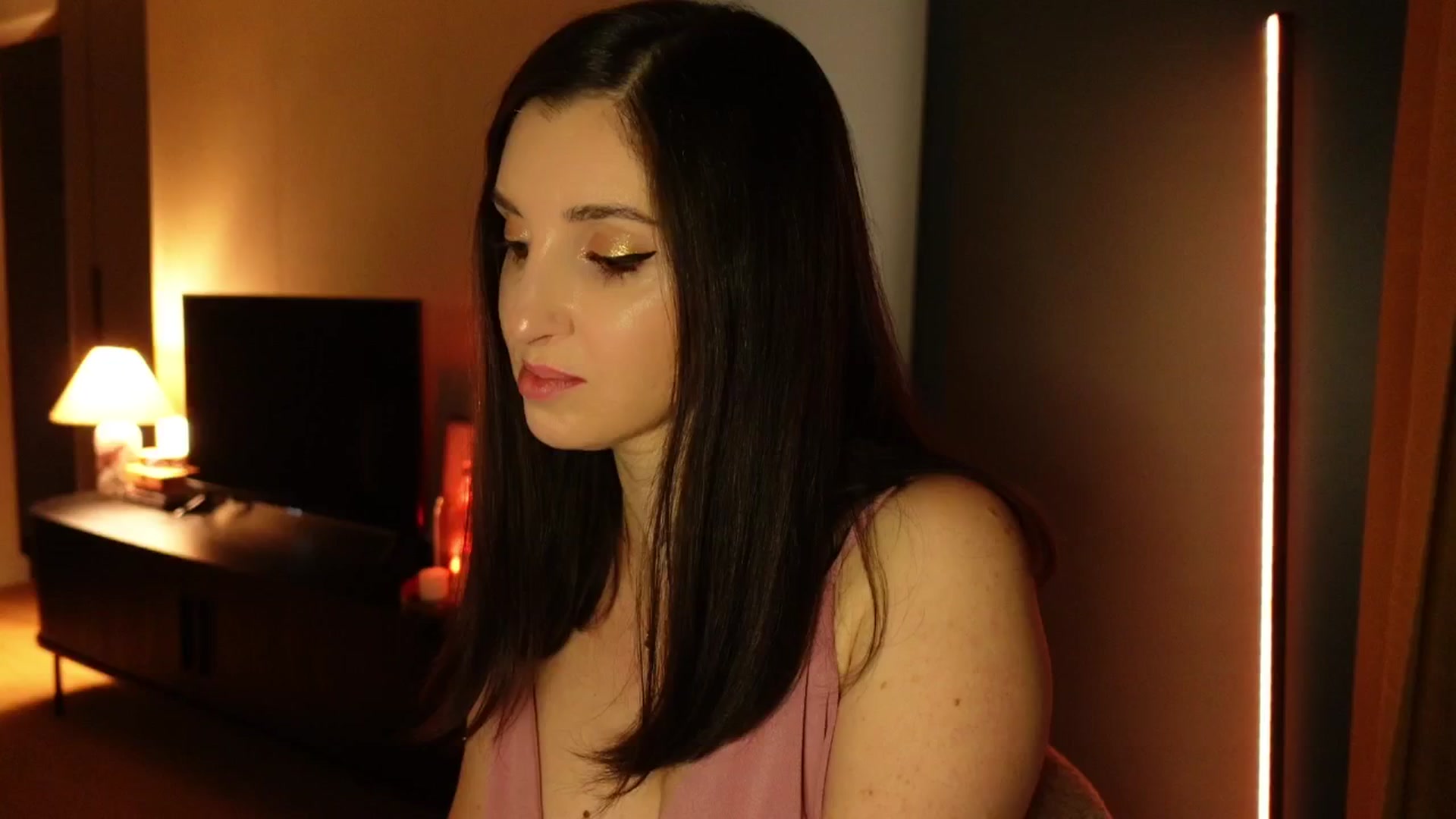 Gallery image thumbnail from Maddie's myfreecams stream on, 03/21/2025, 24:45 image 14 of 20