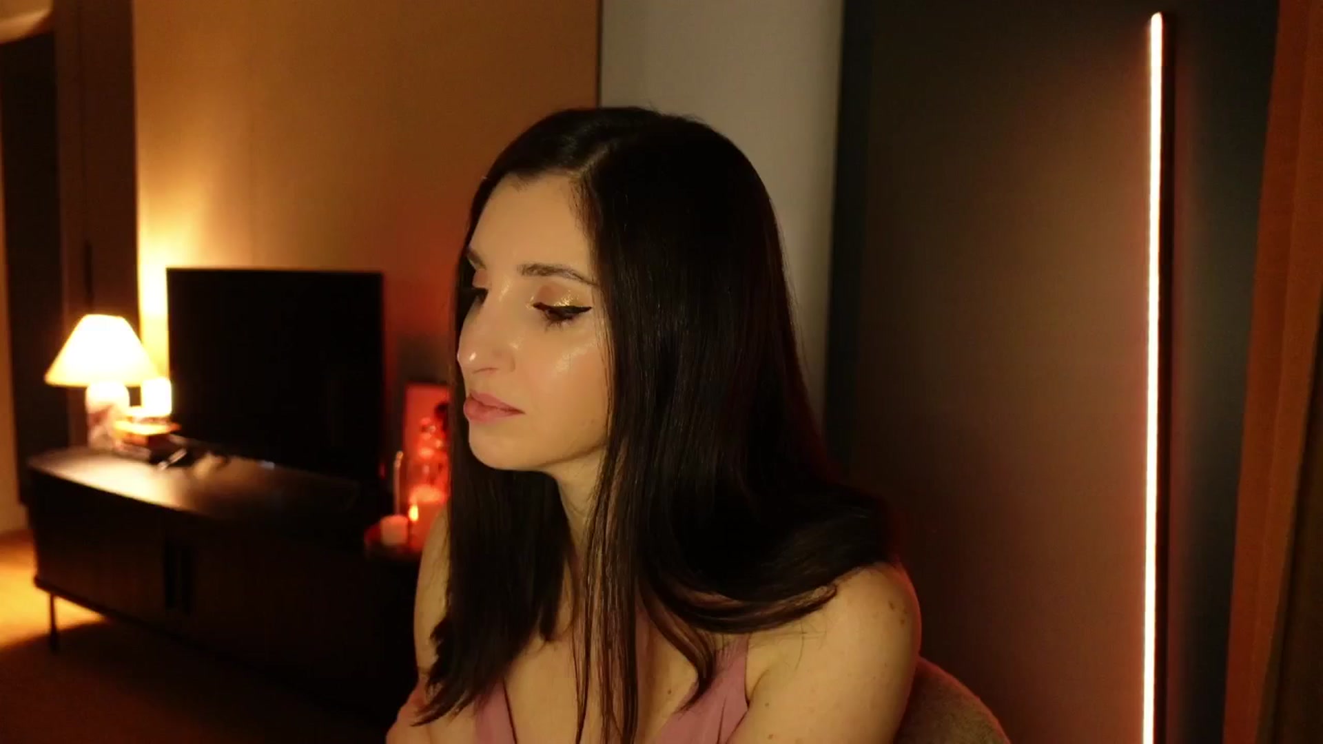 Gallery image thumbnail from Maddie's myfreecams stream on, 03/21/2025, 24:45 image 16 of 20