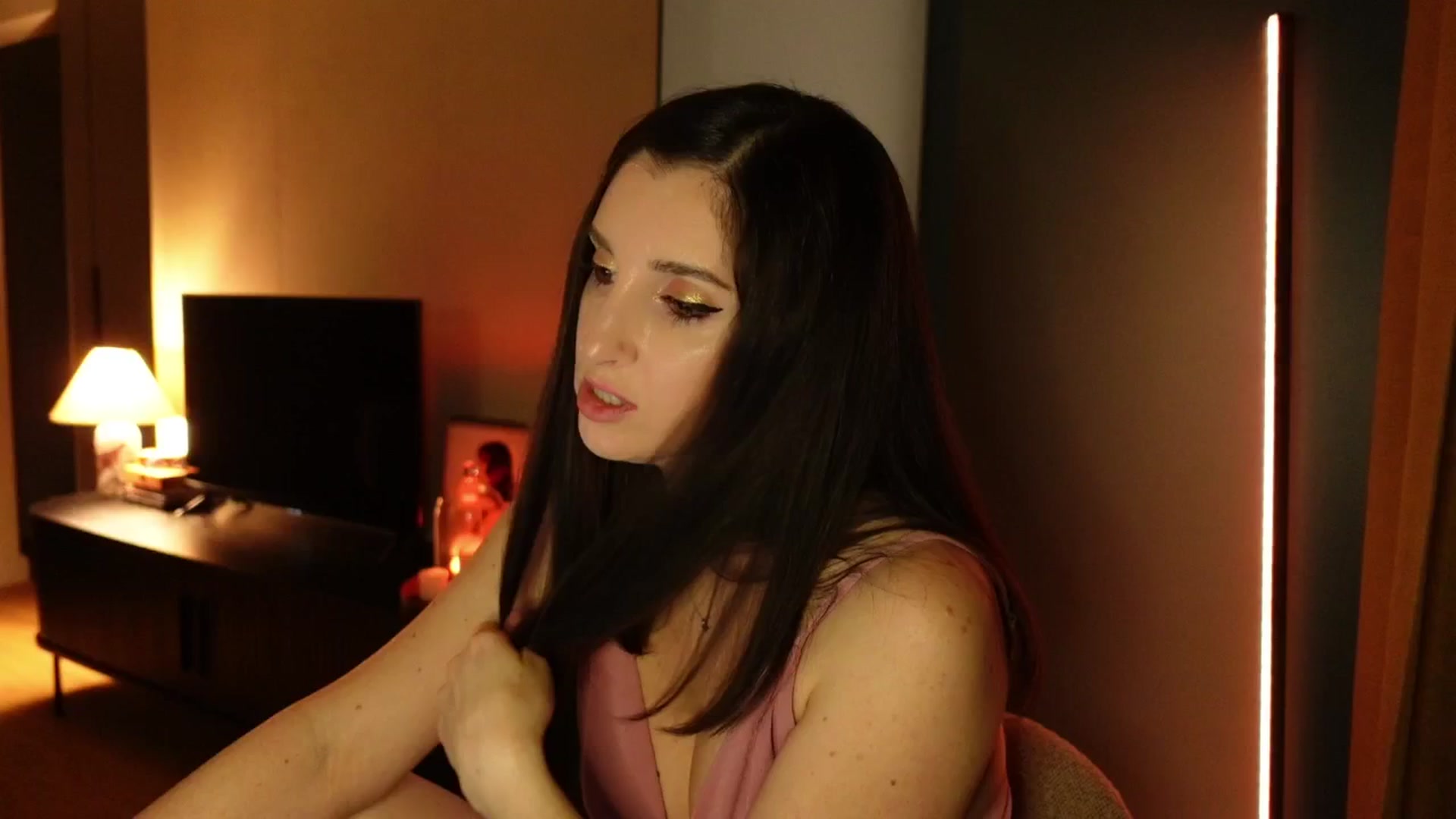 Gallery image thumbnail from Maddie's myfreecams stream on, 03/21/2025, 24:45 image 18 of 20