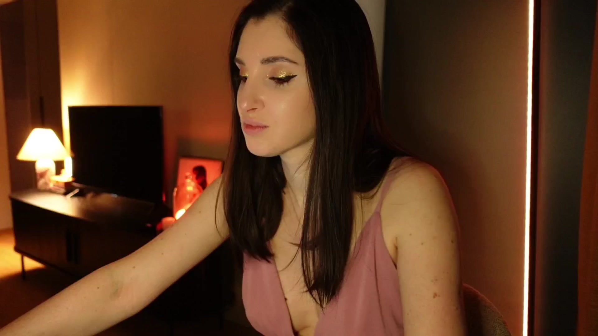 Gallery image thumbnail from Maddie's myfreecams stream on, 03/25/2025, 21:27 image 4 of 20