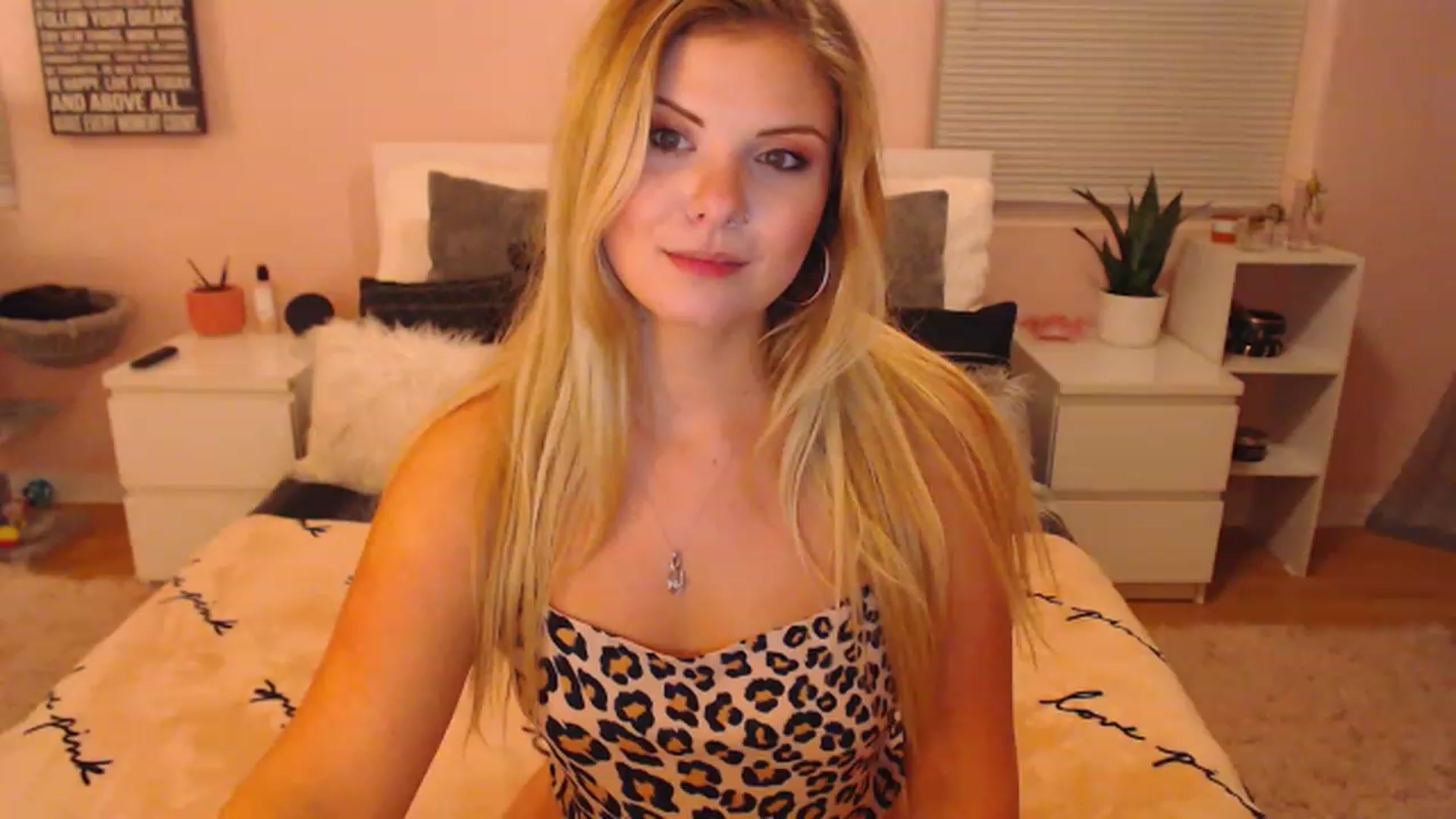 Gallery image thumbnail from Maddz_Jo's myfreecams stream on, 03/26/2023, 05:45 image 4 of 20