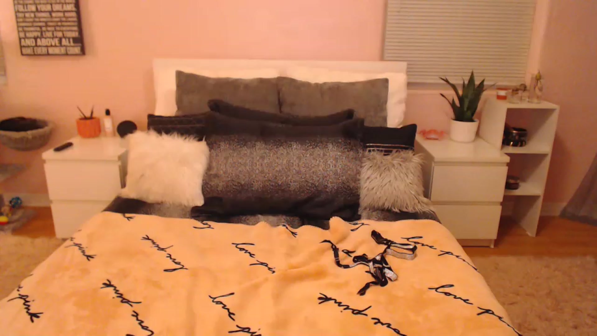 Gallery image thumbnail from Maddz_Jo's myfreecams stream on, 03/26/2023, 05:45 image 6 of 20