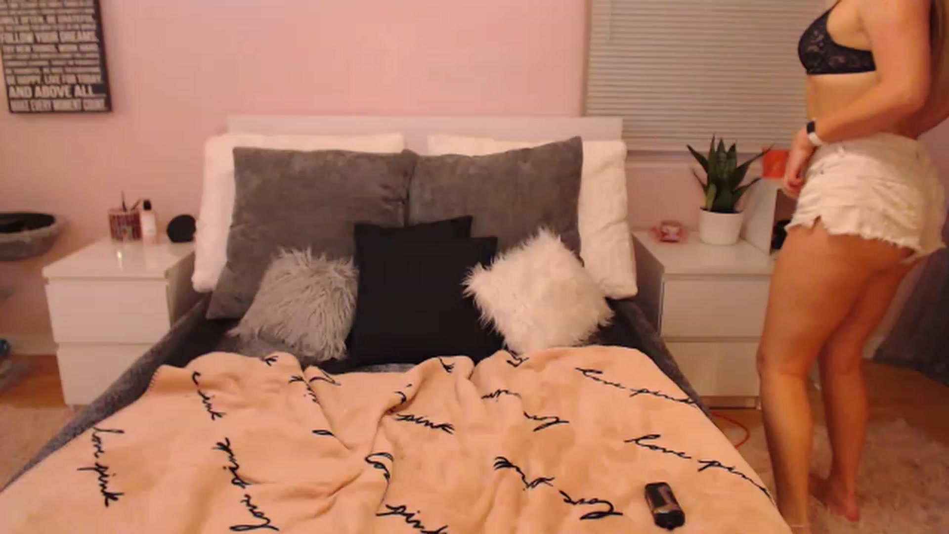 Gallery image thumbnail from Maddz_Jo's myfreecams stream on, 03/31/2023, 07:31 image 3 of 20