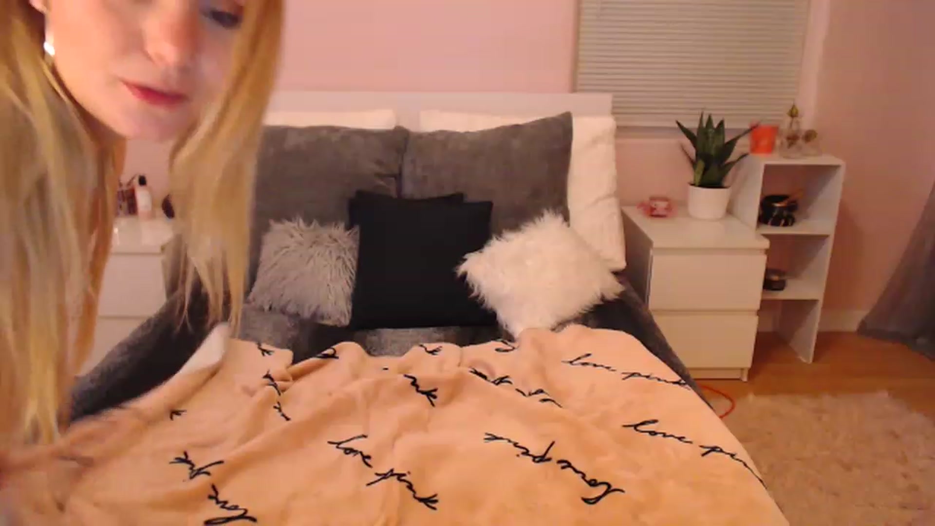 Gallery image thumbnail from Maddz_Jo's myfreecams stream on, 03/31/2023, 07:31 image 18 of 20