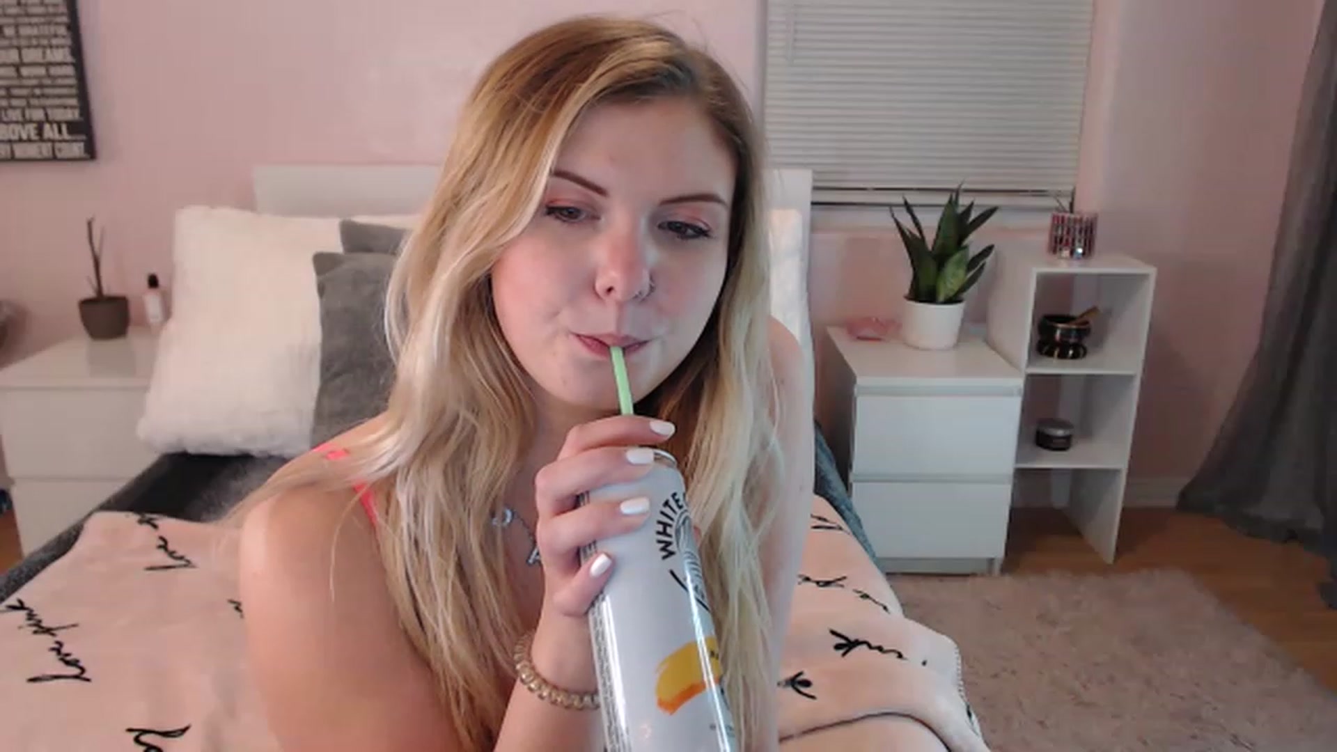 Gallery image thumbnail from Maddz_Jo's myfreecams stream on, 04/22/2023, 06:54 image 15 of 20