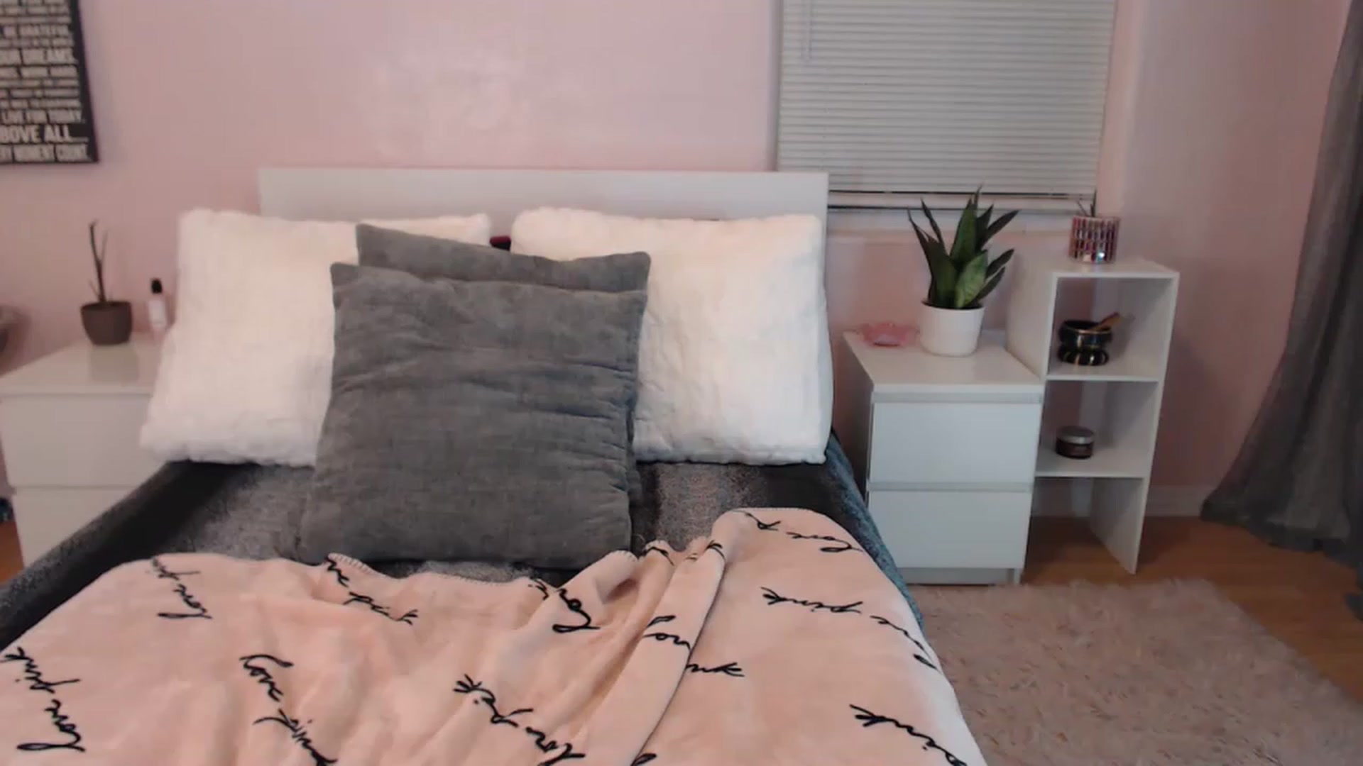 Gallery image thumbnail from Maddz_Jo's myfreecams stream on, 04/22/2023, 08:32 image 2 of 20