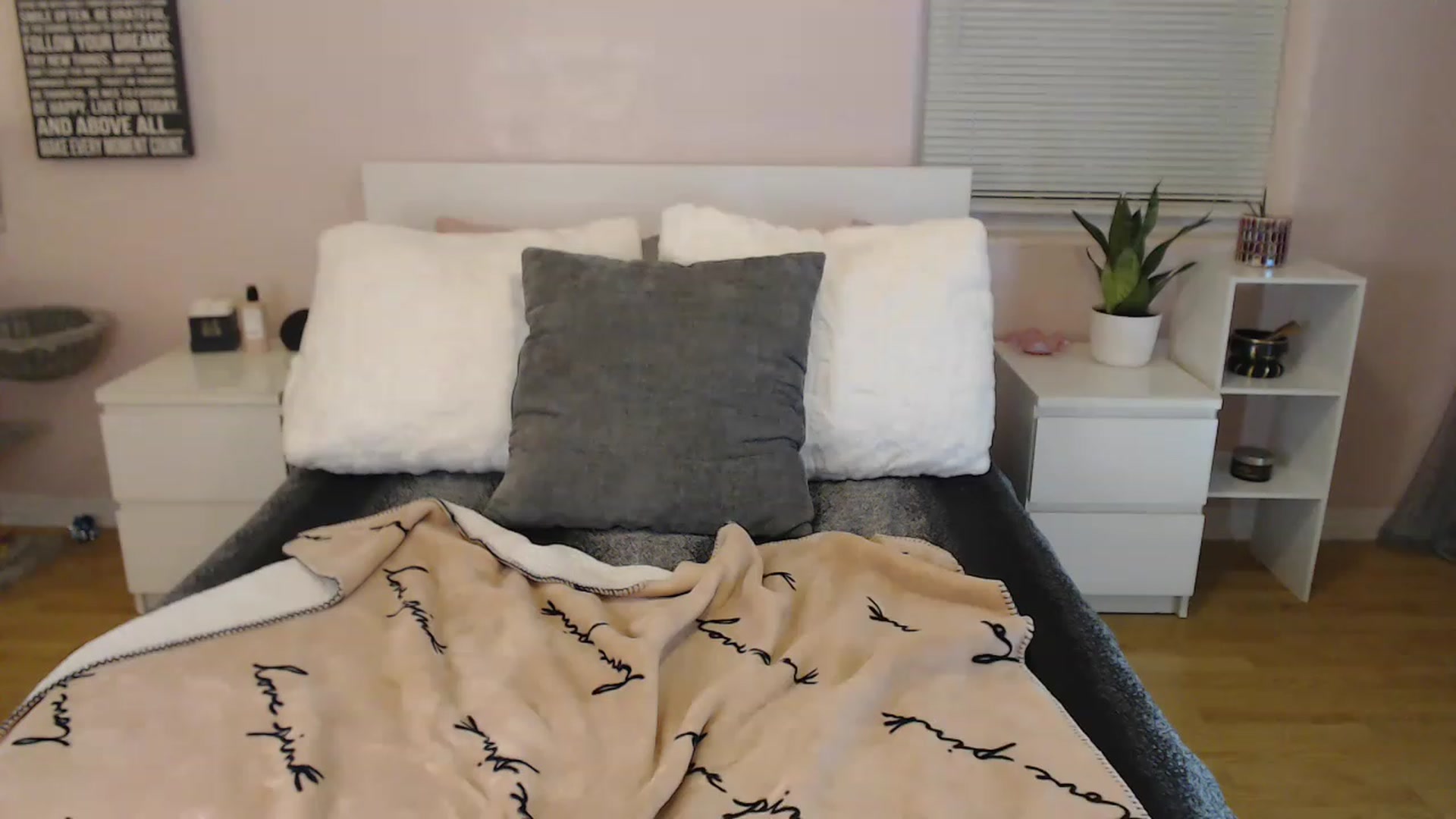 Gallery image thumbnail from Maddz_Jo's myfreecams stream on, 04/29/2023, 05:19 image 8 of 20