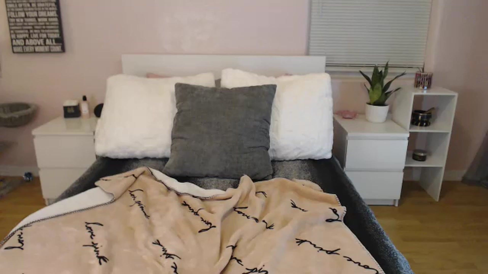 Gallery image thumbnail from Maddz_Jo's myfreecams stream on, 04/29/2023, 05:19 image 7 of 20