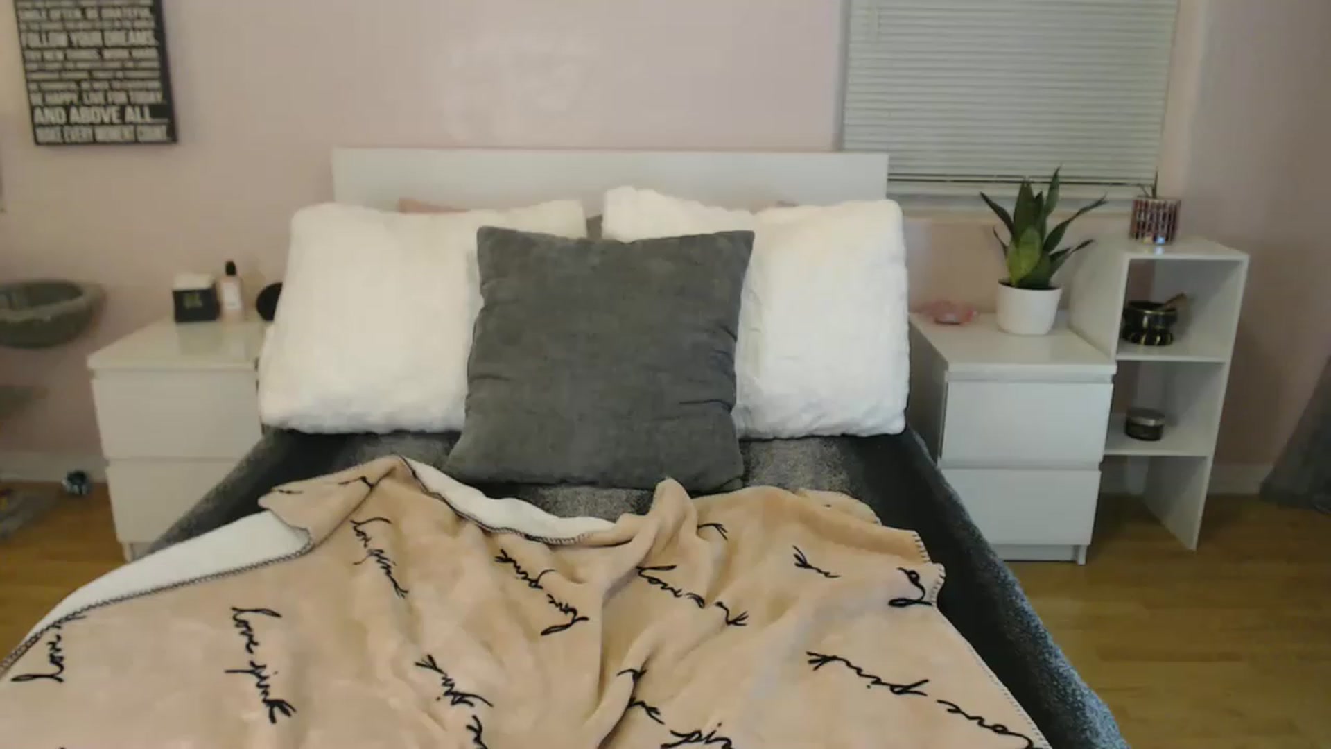 Gallery image thumbnail from Maddz_Jo's myfreecams stream on, 04/29/2023, 05:19 image 9 of 20