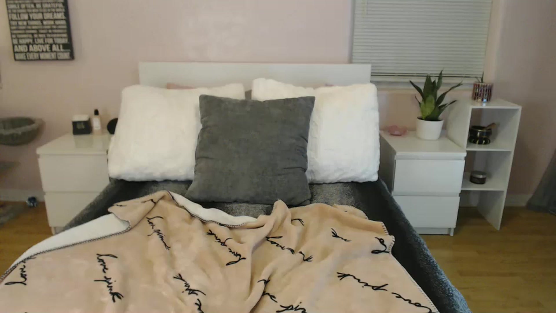 Gallery image thumbnail from Maddz_Jo's myfreecams stream on, 04/29/2023, 05:19 image 11 of 20