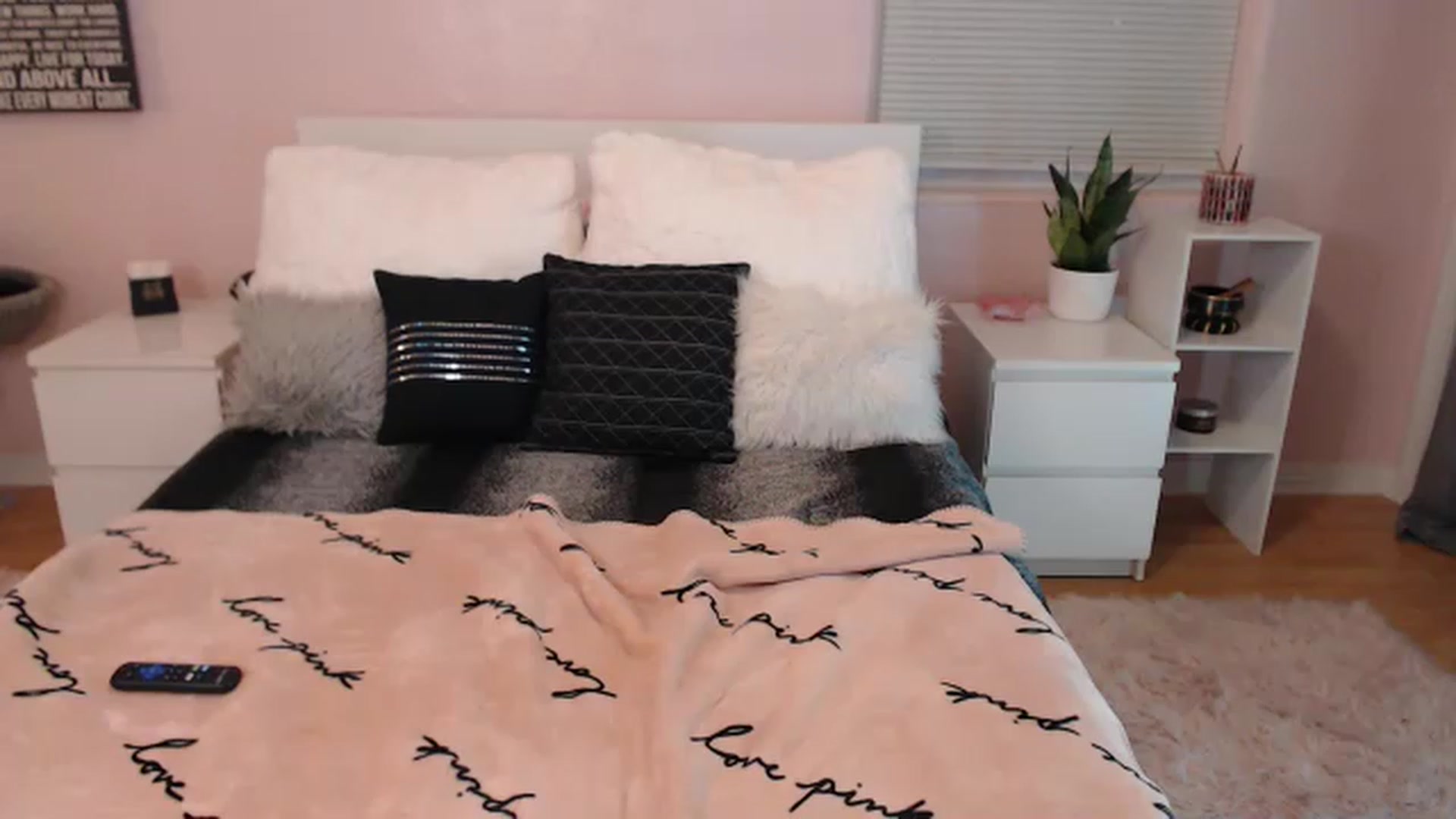 Gallery image thumbnail from Maddz_Jo's myfreecams stream on, 05/05/2023, 05:10 image 15 of 20