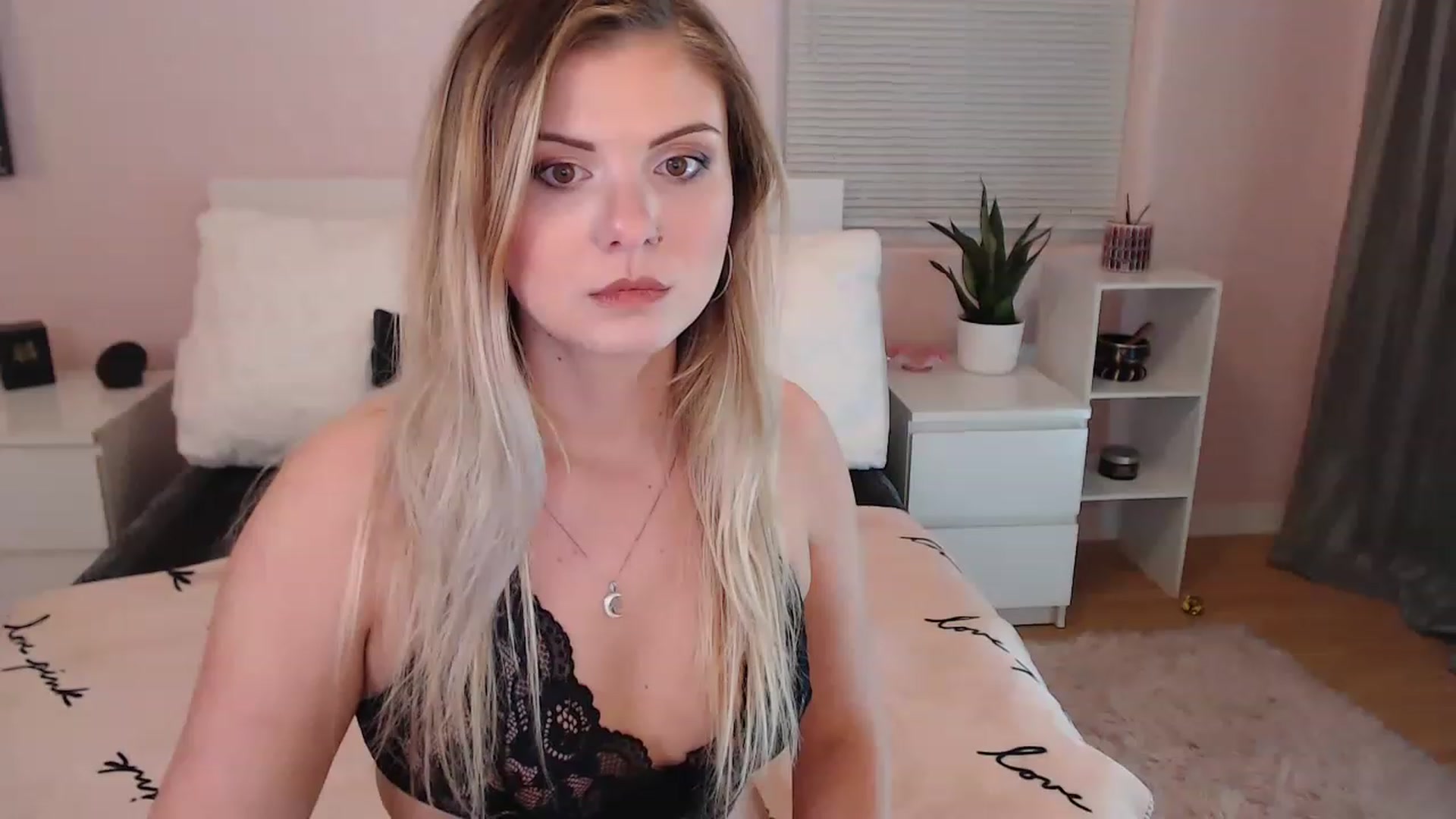 Gallery image thumbnail from Maddz_Jo's myfreecams stream on, 05/13/2023, 04:46 image 4 of 20